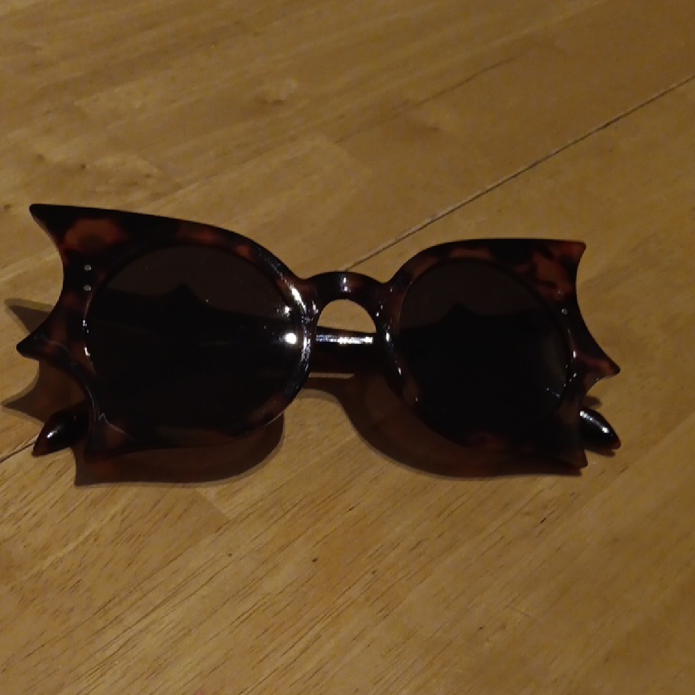 Chic Tortoise Shell Cat Eye Sunglasses - Picture 2 of 5